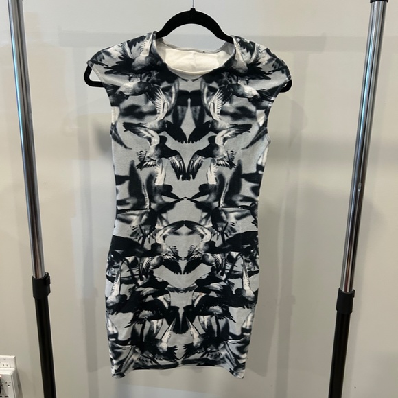 McQ by Alexander McQueen Bird Printed Sleeveless Fitted Dress - Picture 2 of 6